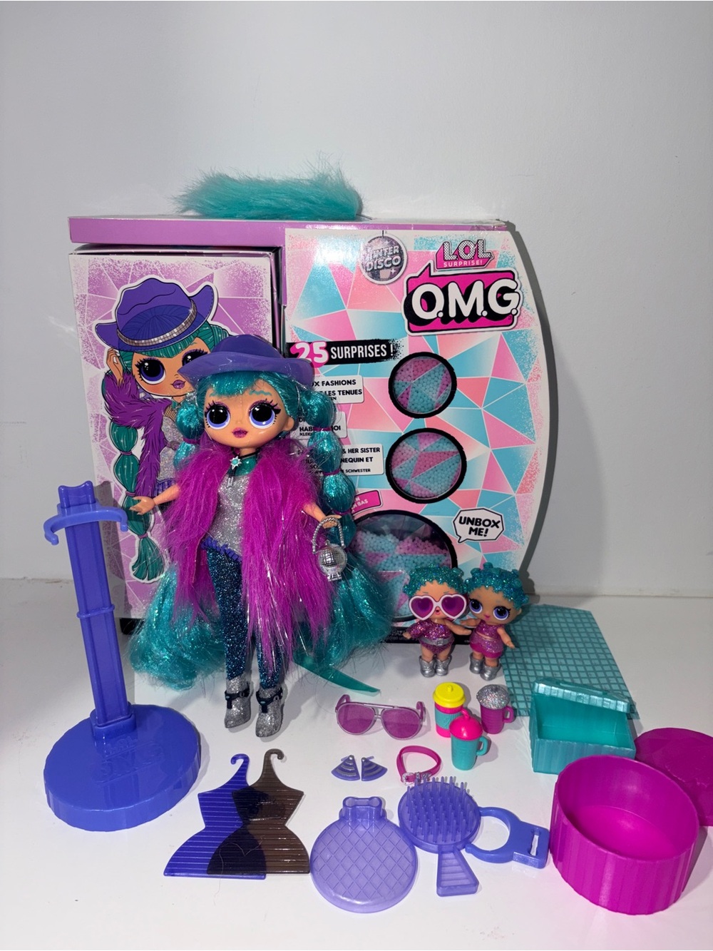 LOL Surprise OMG Winter Disco Exclusive Cosmic Nova and sister